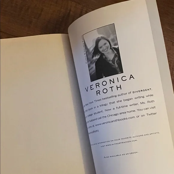 Divergent Book by Veronica Roth - Picture 6 of 6
